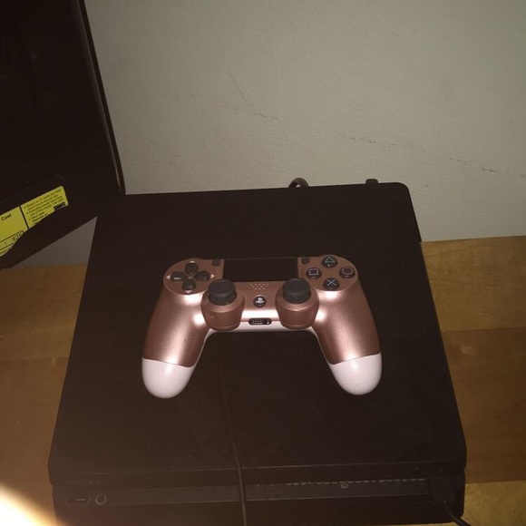 PS4 slim 1tb - Picture 1 of 2